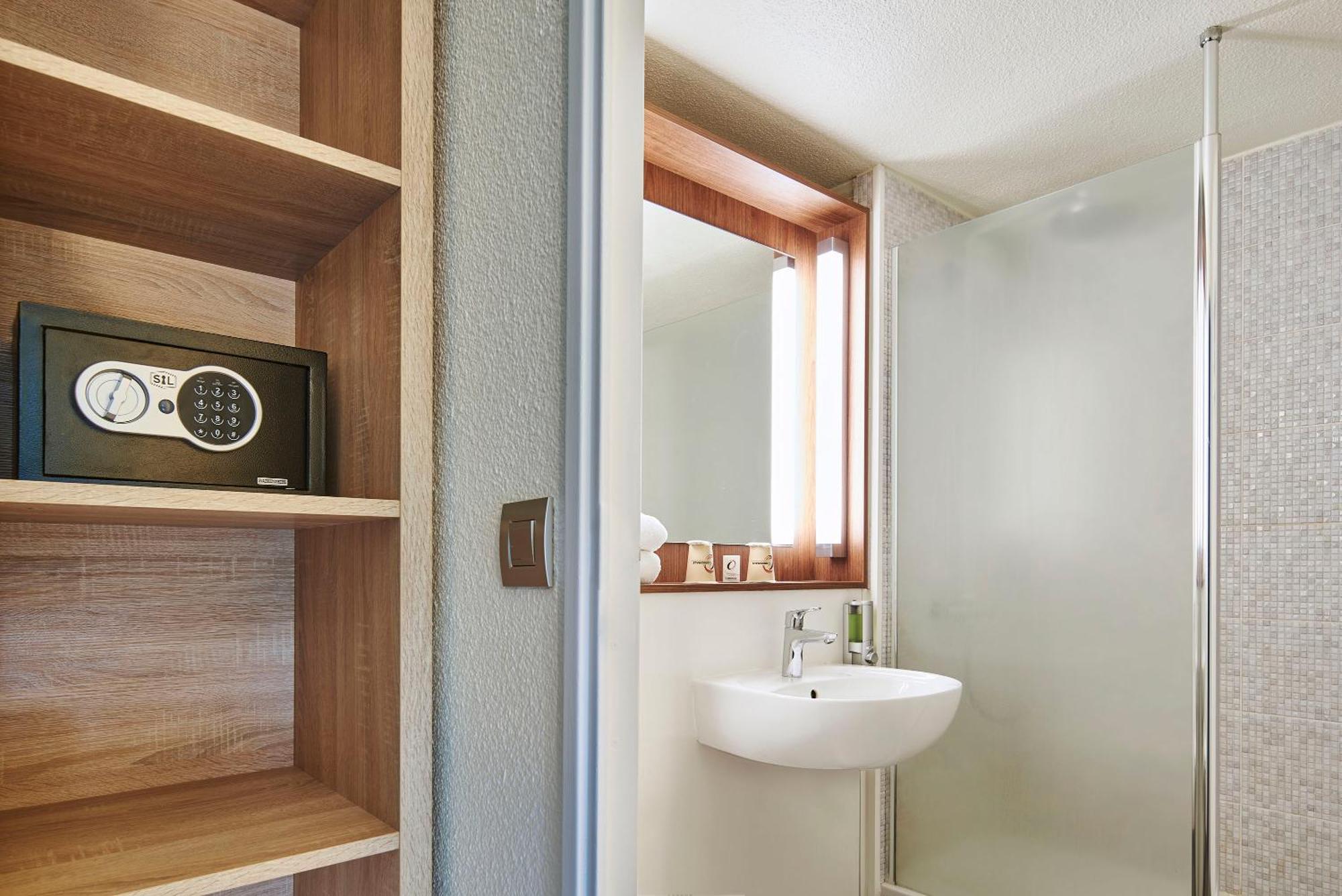 The Originals City Hotel La Verriere-Yvelines Екстериор снимка